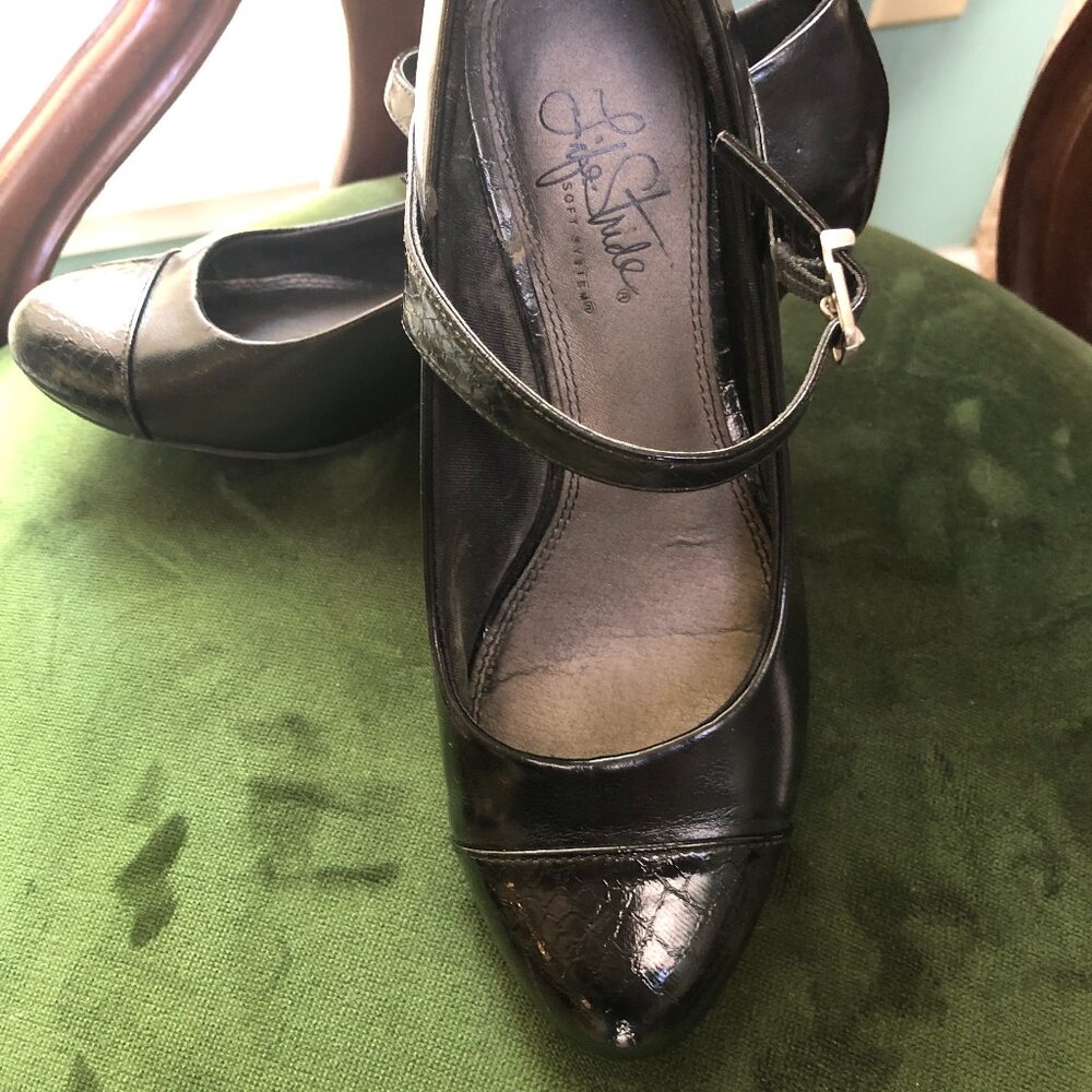 Womens' LIFE STRIDE Black Leather Mary Jane Heels Pumps 6.5 M (B)